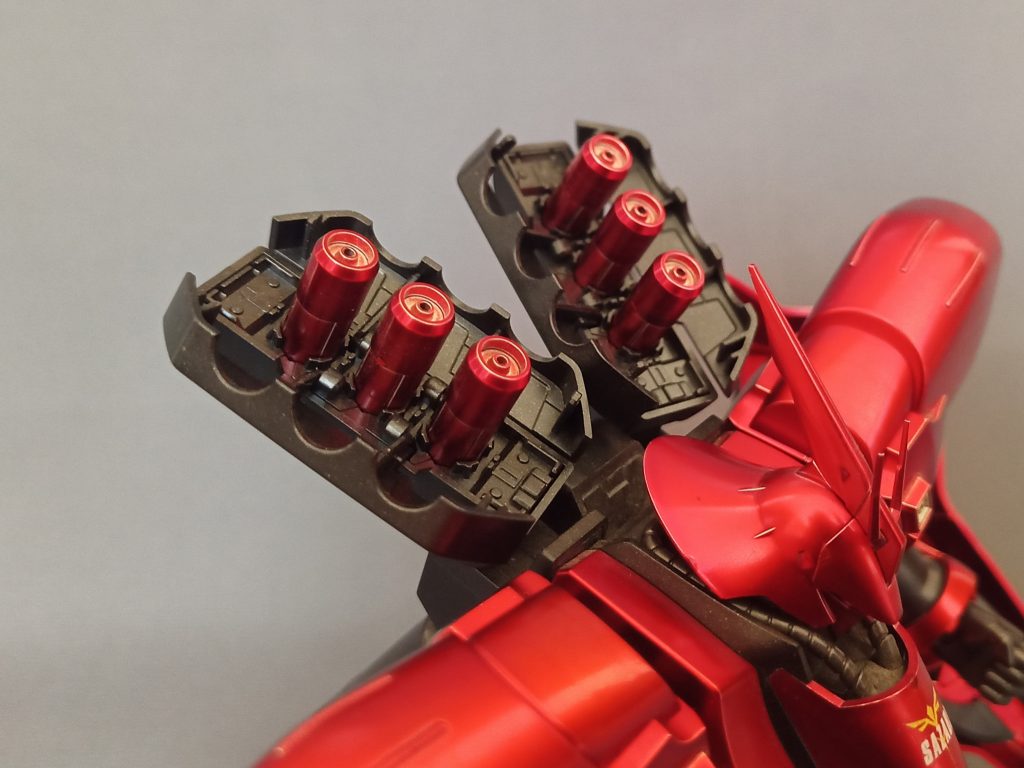 あとはHGUCサザビーの定番工作ですが3連でくっついてるファンネルを分離…まあここもコーティング版だと分離跡がガッツリ出てしまうのでリタッチで^^;余談ですがこのファンネルコンテナって開く意味あるの?というのはよくネタにされますがUP主的には「展開ギミックはロマン」の一言で脳内解決しております( ̄∇ ̄)