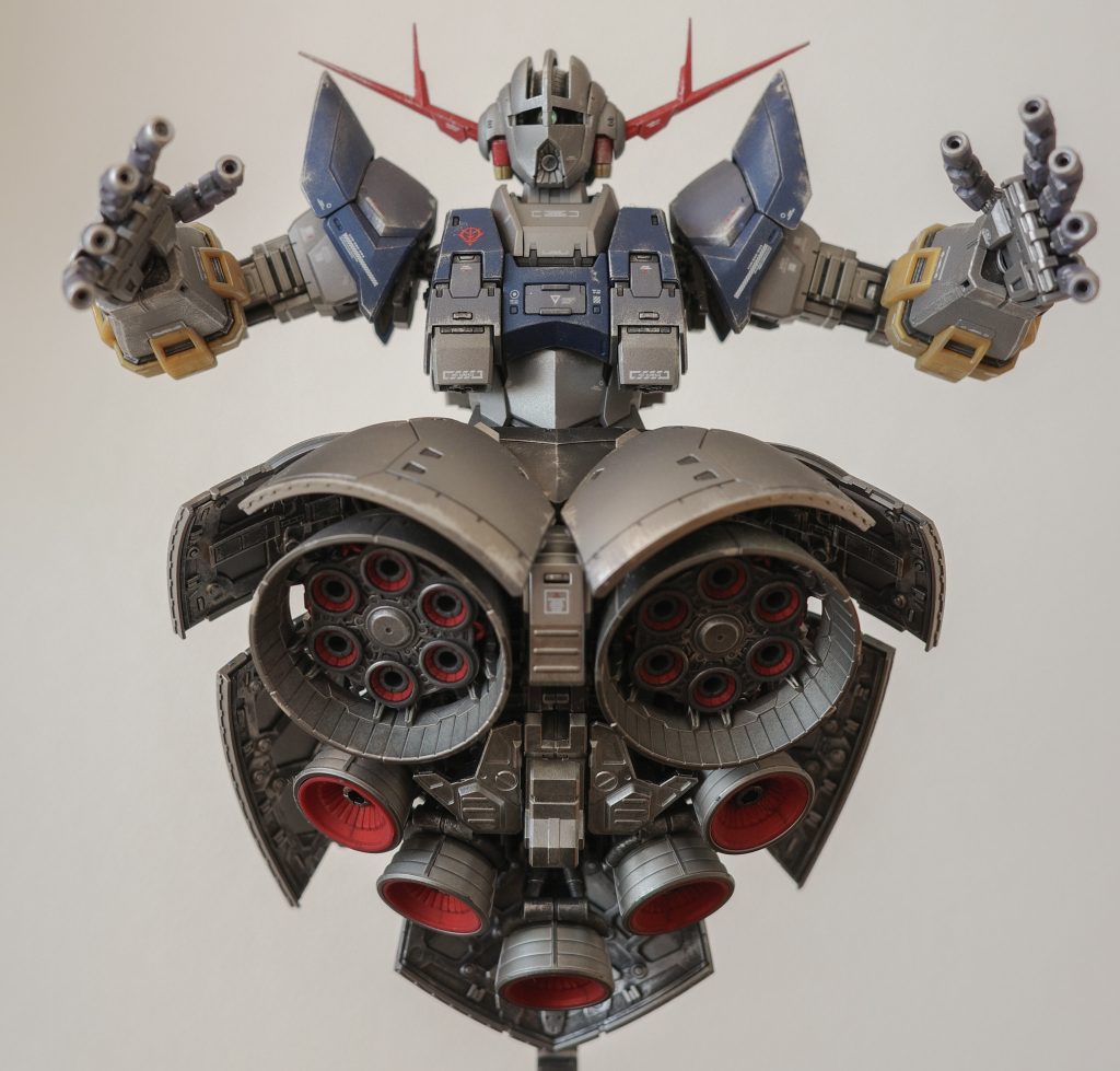 宇宙を漂う幽霊な感じや、急に搭乗が決まったためシャアカラーではないところがたまりません。