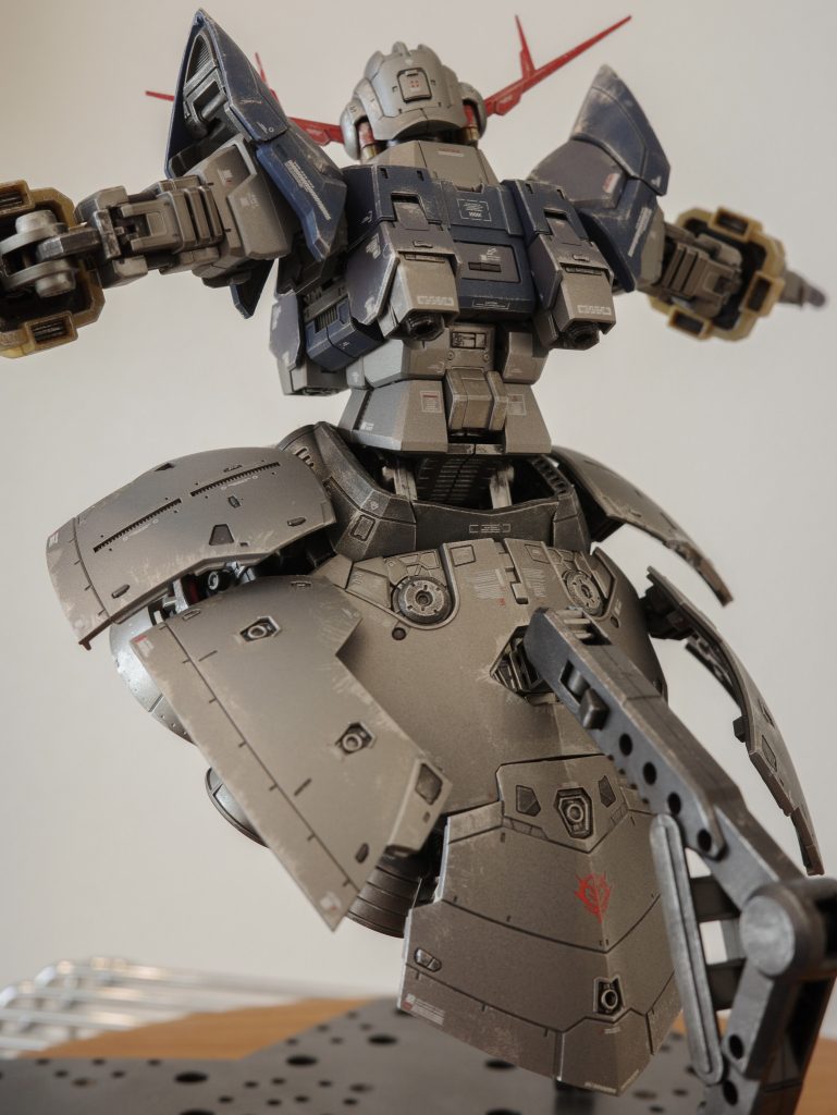 デカールは市販品を使用しました。このジオングが実在したらここにはこんな表示をするかなと想像しながら決めていきました。