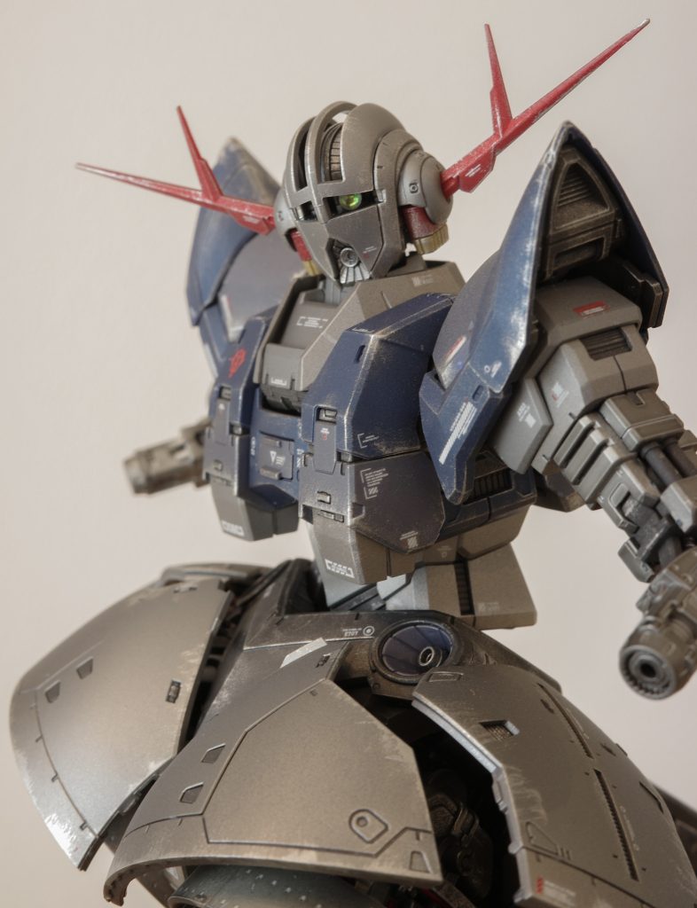 アンテナやバーニアの赤色と対照的になるようにモノアイはグリーンのオーロラシールを使用しました。