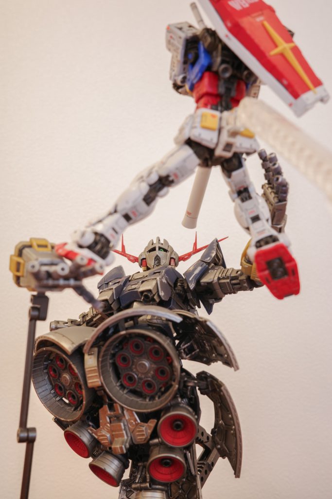 オールレンジ攻撃の隙を初見で見切り「このッッ」とか言いながら5連装メガ粒子砲を踏みつけて突破し腰部メガ粒子砲の射線に入らないように懐に飛び込んで動力部にバズーカの照準を合わせるニュータイプ覚醒したアムロに焦りつつもギリギリで左手のカウンターを狙うシャア、というシーンを妄想してみました。RGを初めて作ったのですが、可動域の広さに驚きました。