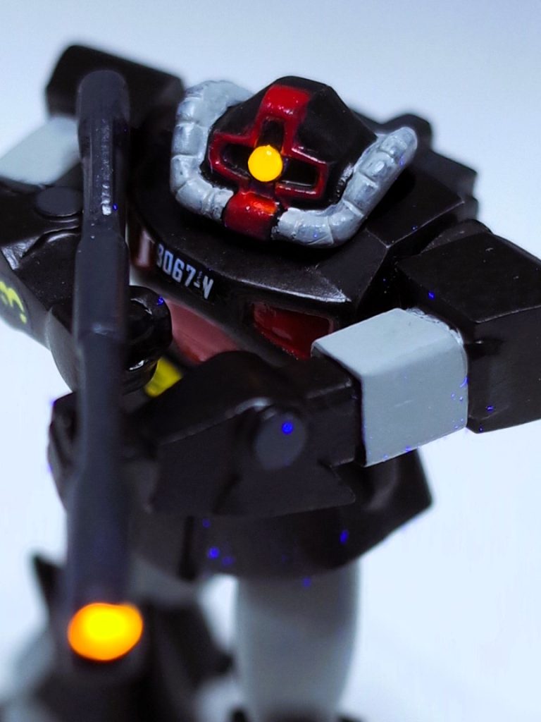 胸のデカール、何とか貼りました。小さっ！