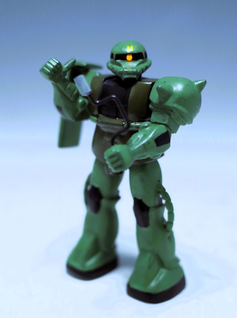 サムズアップザク、親指はプラ棒で追加左手に持っているレンチ？は、ゼムクリップを気合で曲げて再現してみました