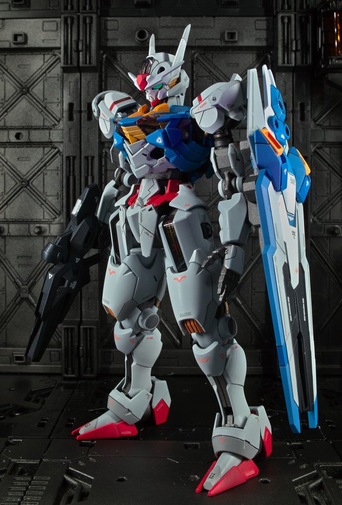 腕の取り付けジョイント位置を移動、その分だけ腕を延長しました。腰は上のジョイントを切り2mmのプラバンを挟みました。足の延長に関しては内部フレームを2mmほど、延長した内部が干渉してしまうので一部加工。