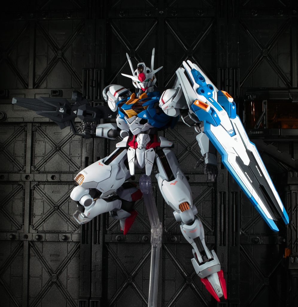 黄色部分はレモンイエローの上からクリアレッドを吹いて陰影を付けました。青の部分はベースカラーをエイザーブルーに陰影にはキャラクラーブルーを上から吹いてます白部分はエアリアルホワイトを参考に調色パネルラインでの色変えもやってみましたがマスキング外したら濃かった。肩の所のマーキングシールは塗装に切り替えました。