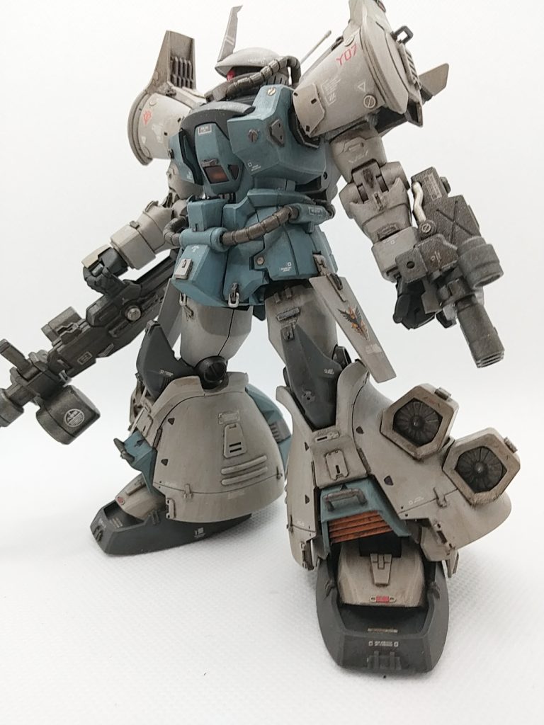 フライトタイプなのでタミヤ・エアモデルスプレーのインターミディエイトブルーで塗ってみました!グレーの部分はグレーサフそのままです💦ホントは違う色を重ねる予定でしたが、めんど・・・いい色なのでこのままでいいかなーと(zaku-kao4)