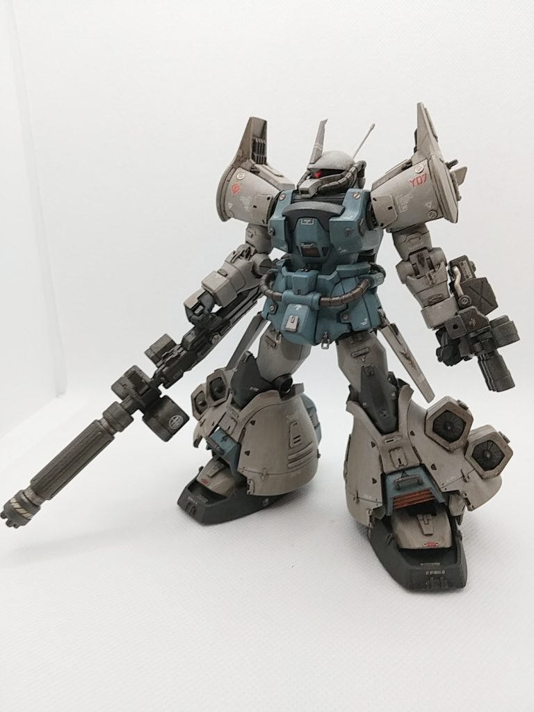 ガトリングシールドはグフ・カスタムと被るのが嫌で持たせませんでした大丈夫、なくてもカッコイイ!右手の武器は紅ウェポンか何かのだったかと・・・