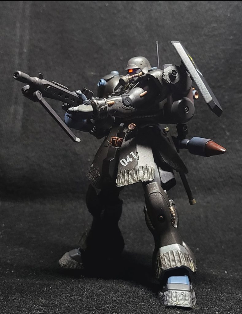 銃構えポーズ。