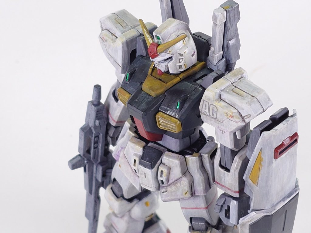 肩の合わせ目は面倒だったのでダンモで段落ちモールドに胸のカメラ部分は目のシールの外側の余りを切って貼ってます