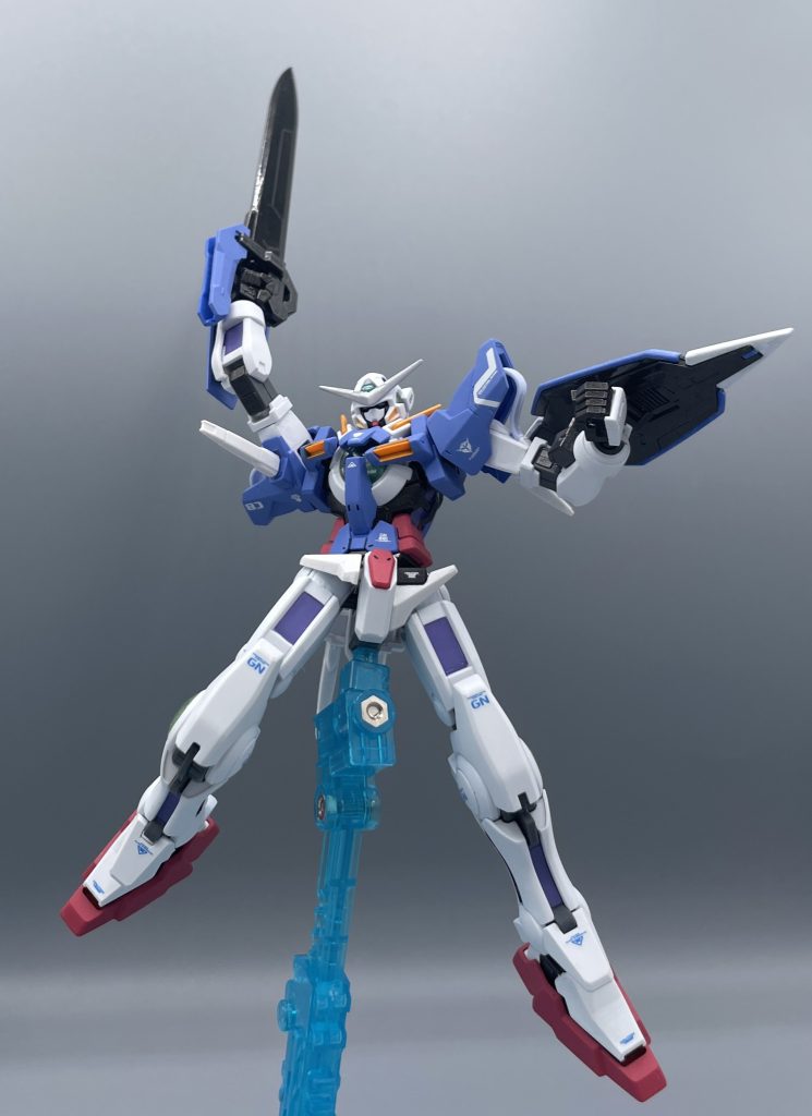 GN-001 GUNDAM EXIA 大人気作品ガンダムOOの主役にしてヒロインでもあるガンダムエクシア。パイロットはガンダム・マイスターの少年、刹那・F・セイエイです。 その右腕に装備された巨大な実体剣GNソードがひときわ目を引きますが、開発コードは「Seven Sword」であり、7本の剣を装備した近接格闘向きのMSになっています。