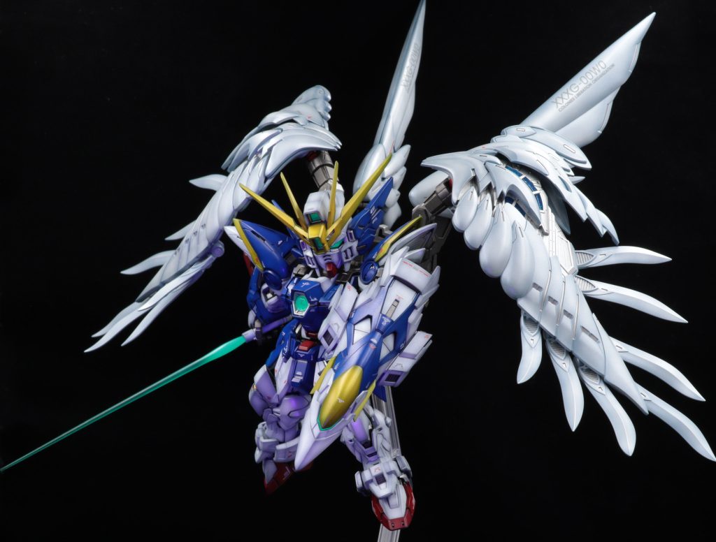 ビームサーベルもグラデーション塗装で。シールドが付くのは嬉しいですね。