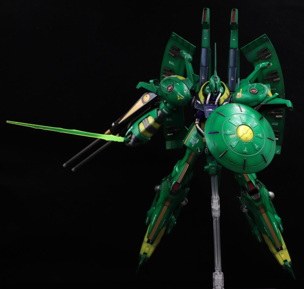 ビームサーベルはキットのままだと物足りなさを感じたので形状を変更。シールドミサイルもハッチを追加しました。