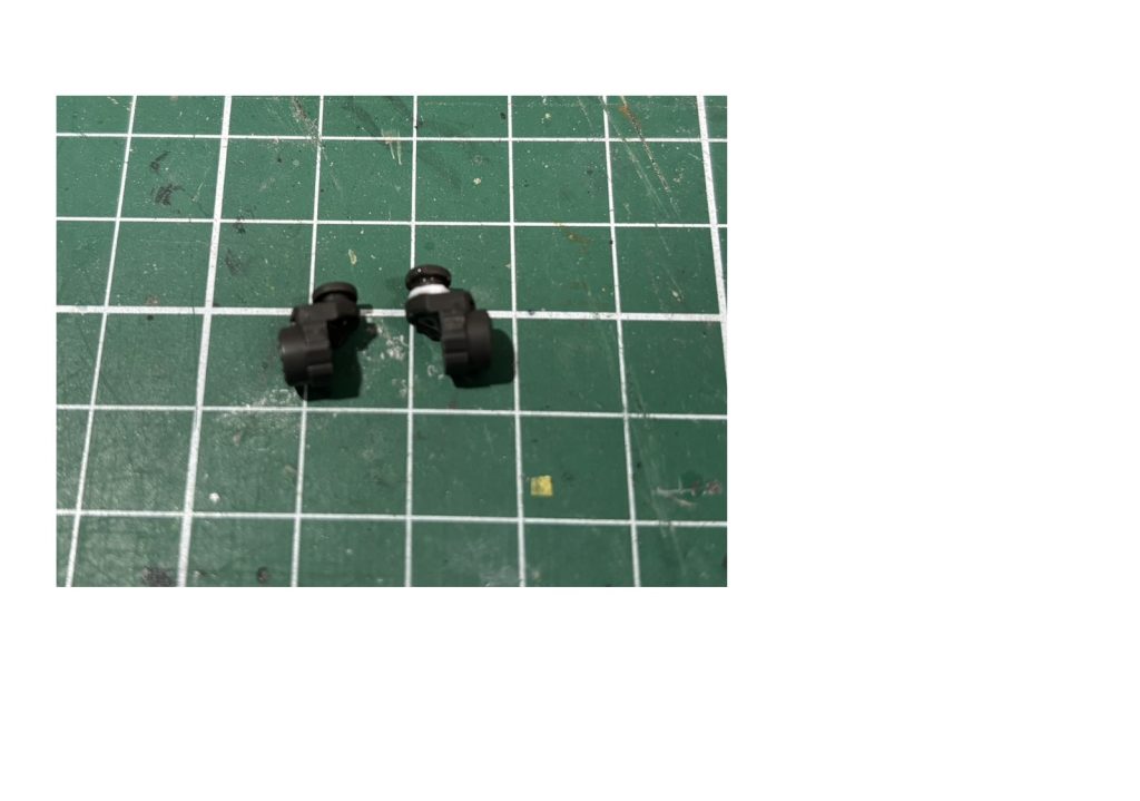 他の方の作例でボディーが長いとのコメントを見て、何とか足を延長できないかということで、太もも付け根を延長してみましたここなら外装や他のフレームも改造なしで済むので・・・