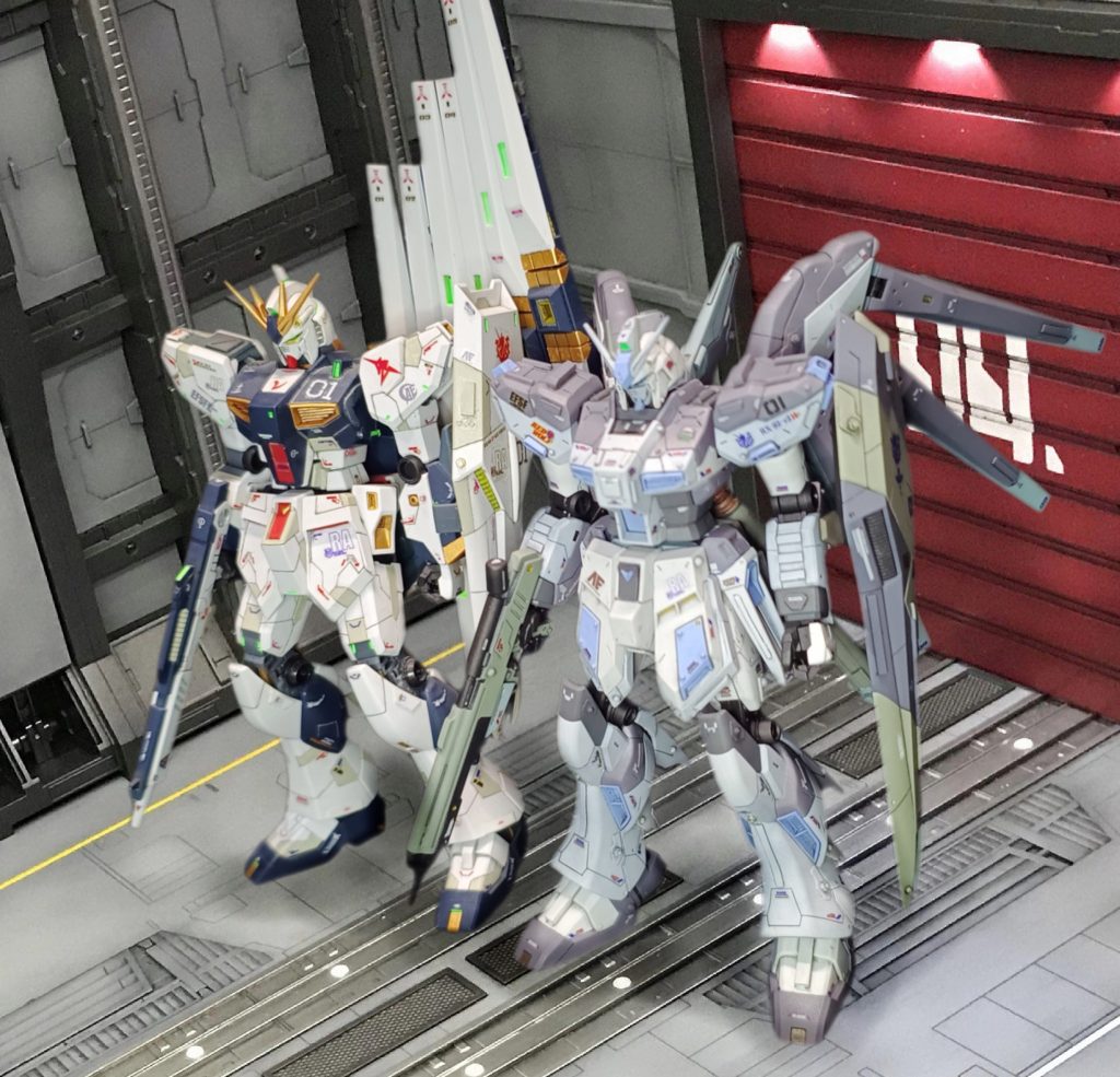 以前投稿したEG νガンダムと。2キット買い、1キットはパチ組みのまま放置していたので、今回のミキシングに使いました。久しぶりに触ったら膝がカクカクになっていました。