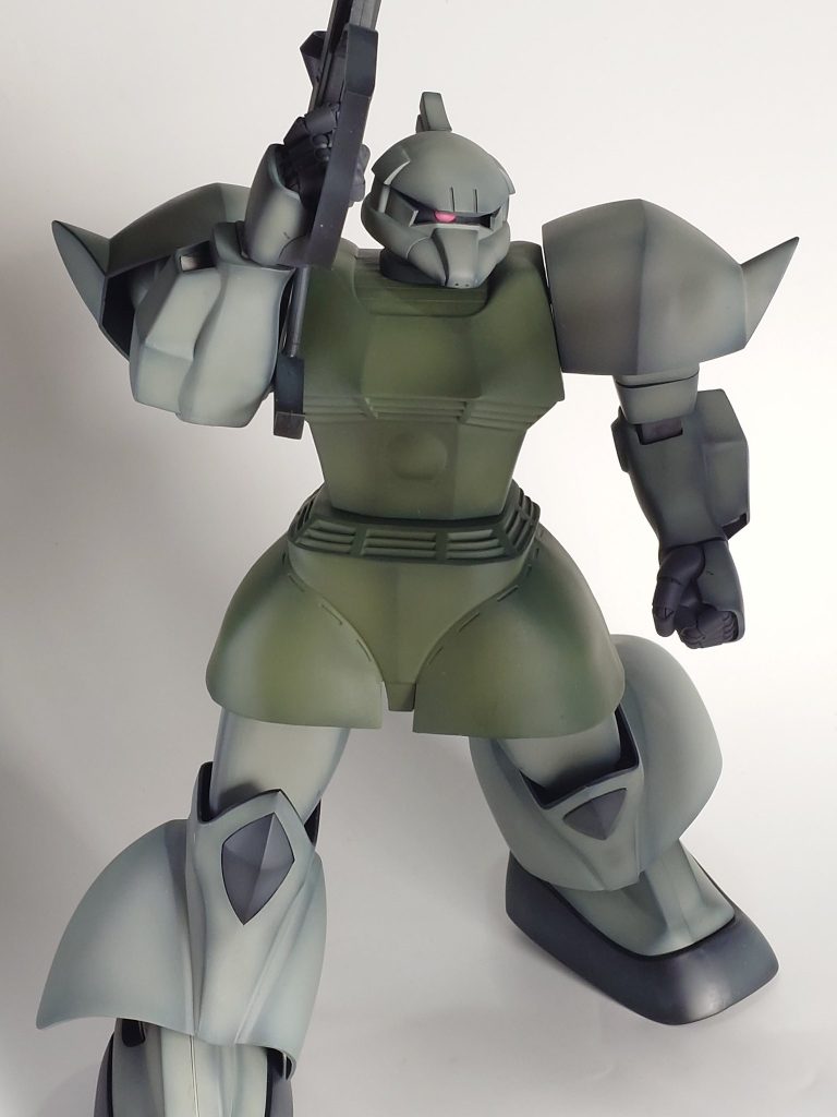 ちょっとポーズを付けて、上半身はともかく下半身はスカートのデザインもありあまり大きくは動きませんね~