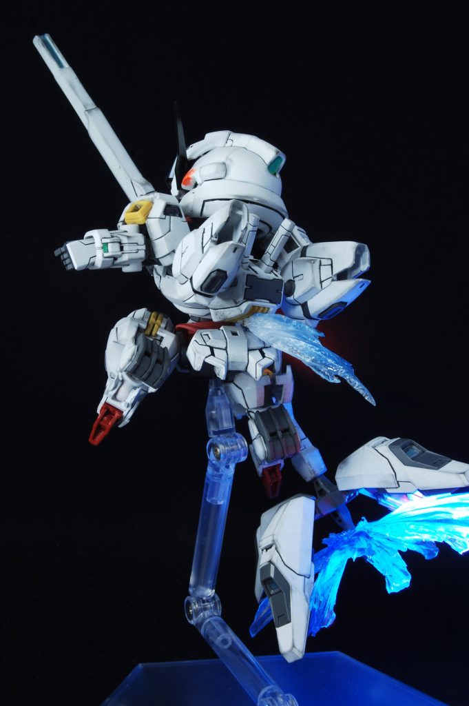 武装: ロッドライフルはキャリバーンのアイデンティティで強調したい部分なので、特に切り詰めずHGのものをそのまま使用しました。エフェクトパーツはUVレジンで自作。膨らませたビニール袋のシワから型を取りました。可動: 太いモモのまま動かすため、股関節にはクランク軸を採用。脚自体を前に出すことで躍動感を表現できるのと、脚の接続位置を上下に変えてスタイル調整も可能になっています。また、モモとヒザの間にボールジョイントを組み込み、足の「しなり」を表現。可動はフル可動ではなく、キャリバーンらしさを表現するために必要なものに絞っています。仕上げ:ウェザリングマスターの「スス」を使用して軽く汚し加工を施しました。バーニア発光部分はシルバー下地の上に蛍光ブルーを塗装しています。 ほか加工箇所について詳しくは製作工程に。