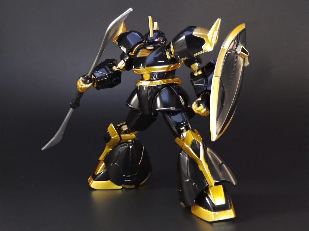 黒はツヤを意識した光沢塗装にしました。ゲルググは曲面が多いデザインなので、光沢による輝きが上手くマッチしていると思います。