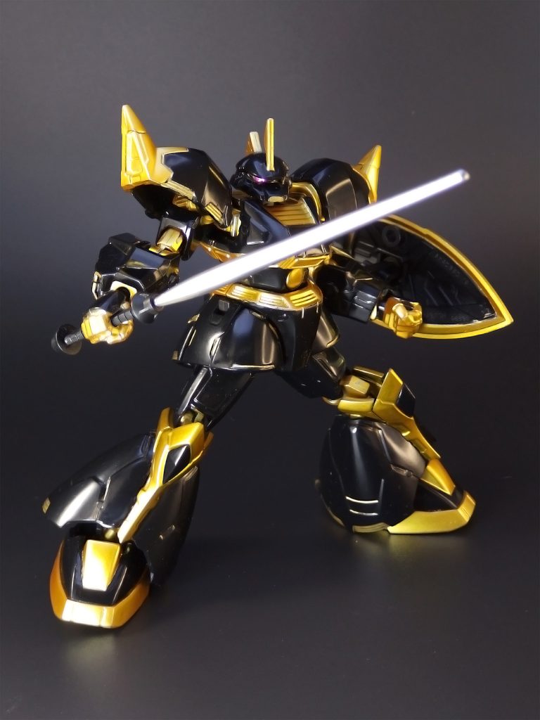 ビームナギナタは、片刀状態のビームサーベル版も付属。ちなみに、この画像のサーベルはあたかも電飾で光っているかのように見えますが、実際は撮影用のライトが偶然いい感じに当たっているだけで、普通のシルバー塗装です。