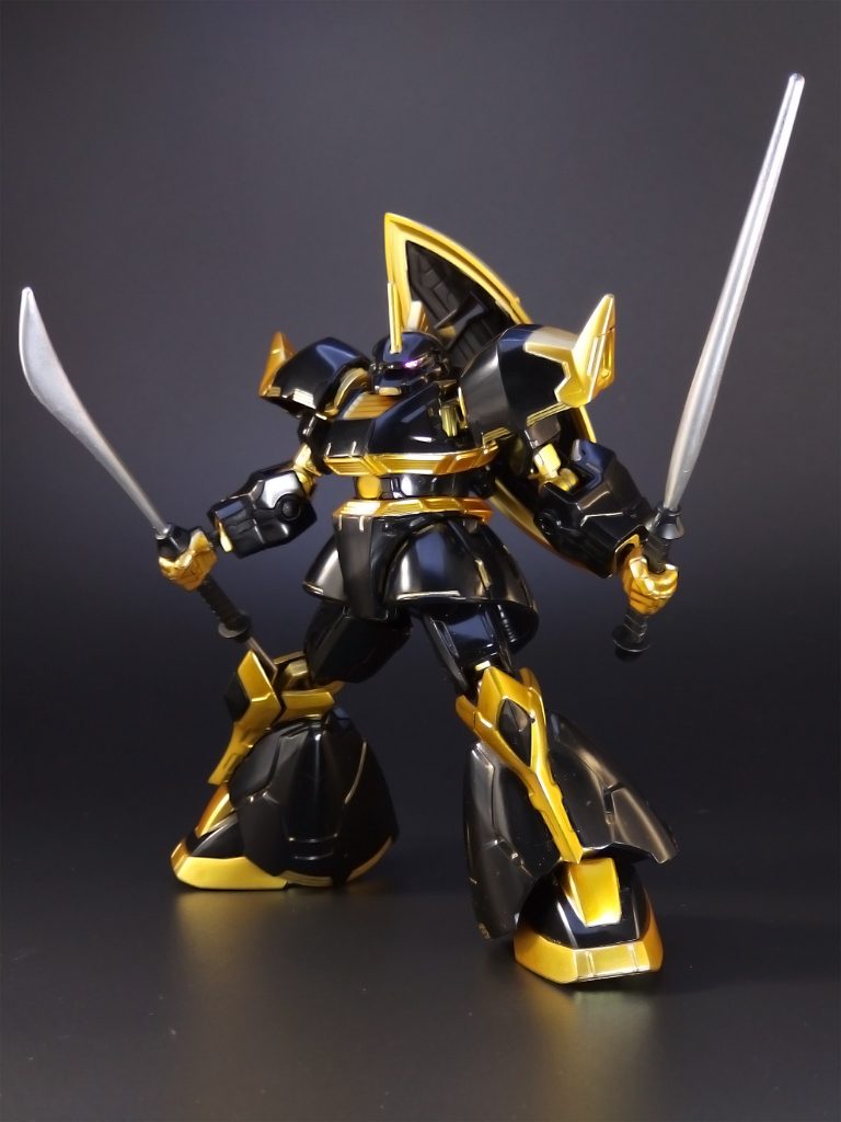 前述の通り、ナギナタとは別にサーベルも付属しているので、アニメ本編では見られなかった二刀流(三刀流?)も可能です。この両手持ちも、中々カッコイイ気がしますね。