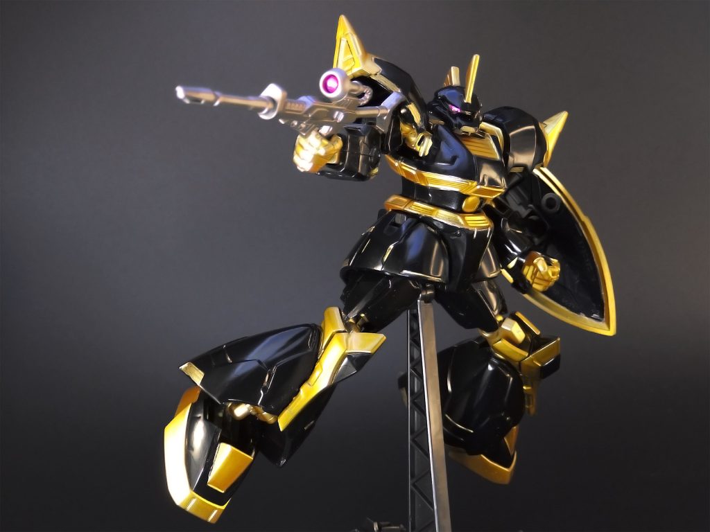 モノアイおよびビームライフルのスコープ部分は、100均のジュエリーシールを使用。お手軽な加工ながら、輝きを効果的に表現できるので重宝しています。