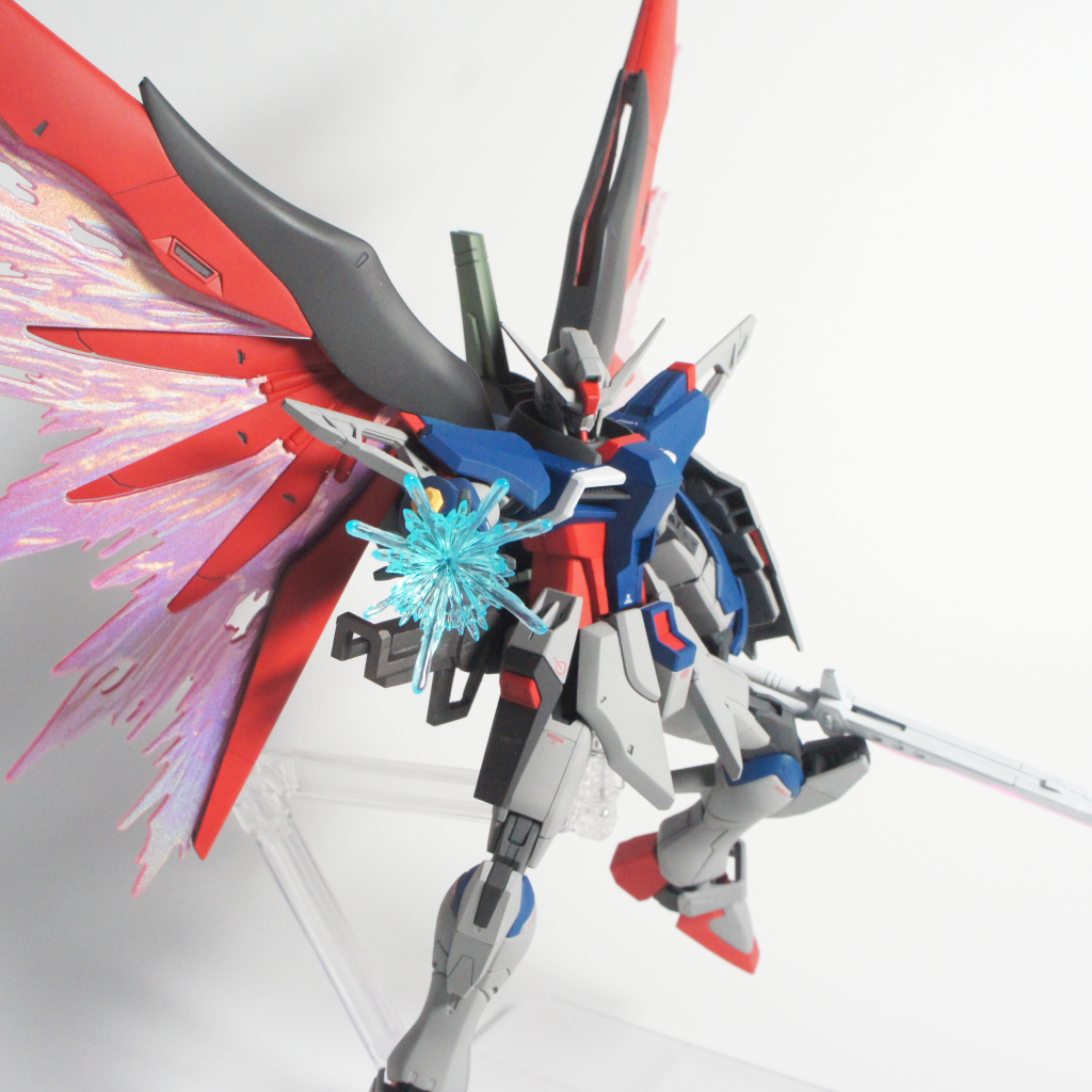 使用色デスティニー本体関節色:メカサフスーパーヘヴィ青色:インディーブルーとハーマンレッドを少量灰色:ニュートラルグレーⅢ黒色:ニュートラルグレーⅤ赤色:ハーマンレッドとスカーレットを3:1黄色:橙黄色とアルティメットホワイトを1:1白色:ニュートラルグレーⅠとエアスぺリオリティーブルーを少量緑色:MSディープグリーンゼウスシルエット白色:ニュートラルグレーⅠ灰色:ニュートラルグレーⅢ黒色:ニュートラルグレーⅤ黄色:橙黄色金色:GXブルーゴールドその他トランザムホロレッド、ブラックライトペイントルミネ赤、ジャーマングレー金色は映画で見た時に色分けしないほうがいいなと思い、1色で塗装しています。