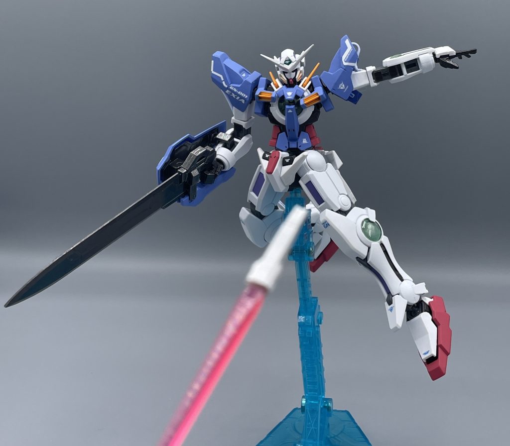 GNビームダガー 射撃はとにかく外しまくる刹那ですが、ビームダガーの投擲はめちゃくちゃ上手いです。敵機の牽制や不意打ち的な扱いで投げまくっていました。初期OO世界でのビームサーベルは貴重なので、整備班は頭を抱えたことと思います。