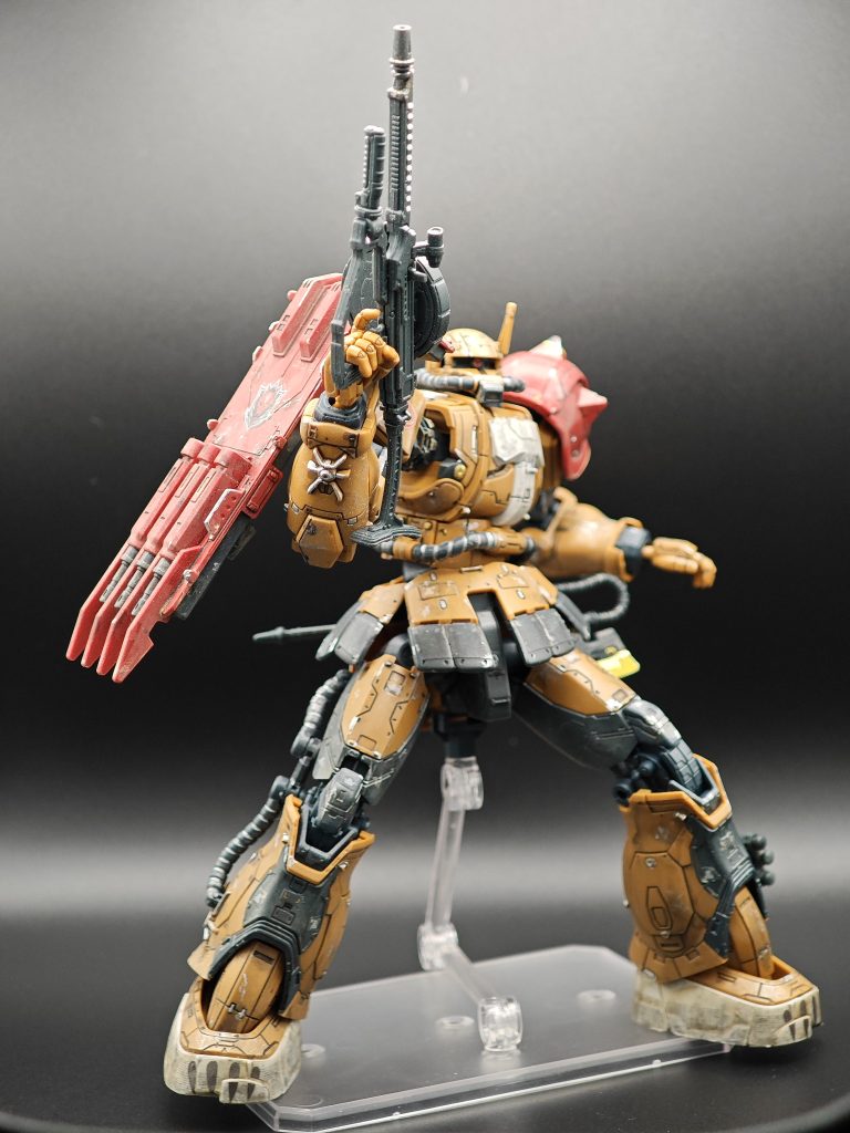 特徴的な足のマーキングや戦車のツィンメリットコーティング的な模様もシールで再現、普段なら貼らないのですが実は中古の組み立て済みを入手したので既に貼り付け済みだったという…。