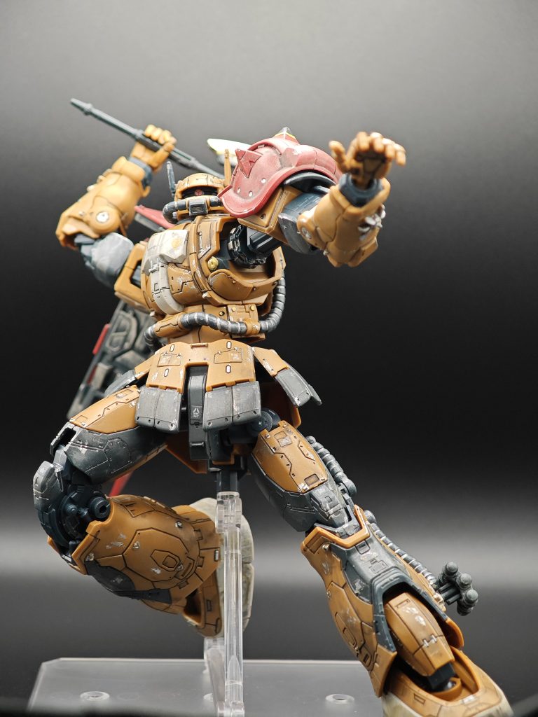 無塗装だからガシガシ動かせるのは良いです、…というかコイツ、動くぞ！ってのが触った時の第一印象、ザクの鬼門であるスカート部分や股関節の可動はかなり考えられてますね。