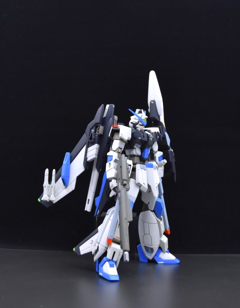 背中にビルドブースターのビーム砲を流用しました。取り付け方法はセイバーを参考にしています。