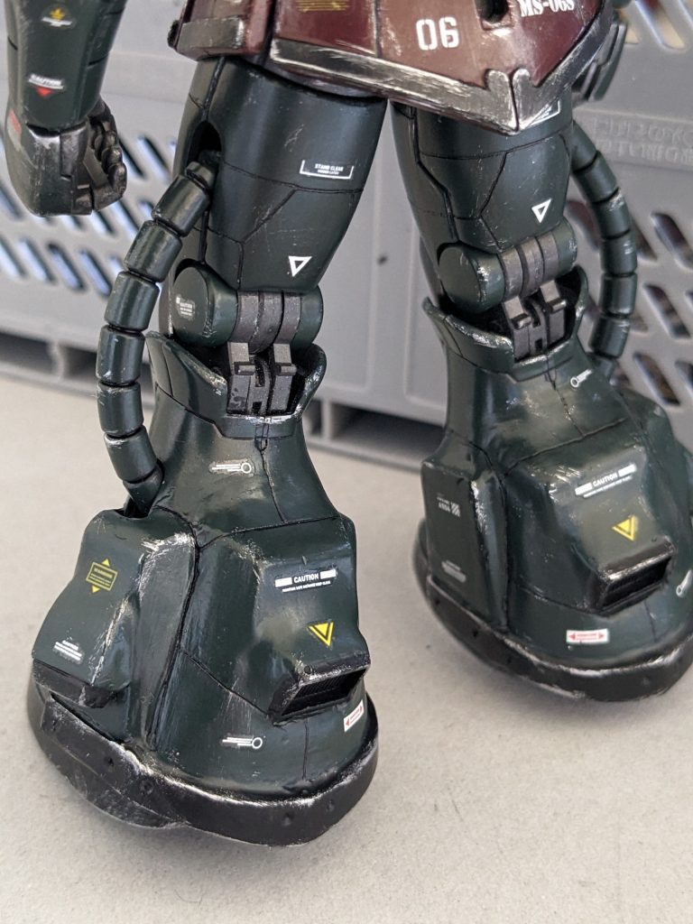 ジャンクパーツ、プラ版、パテを盛り足回りを太らせ、コトブキヤのバーニアを装着しました。高機動型への移行前の試作機という設定で、四角いながらも丸みを残しています。😃