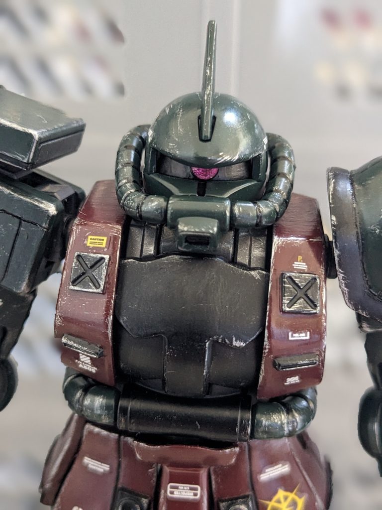 モノアイは100均のデコシール。ひさし部分を少々パテ埋めし、若干悪顔にしました。😠