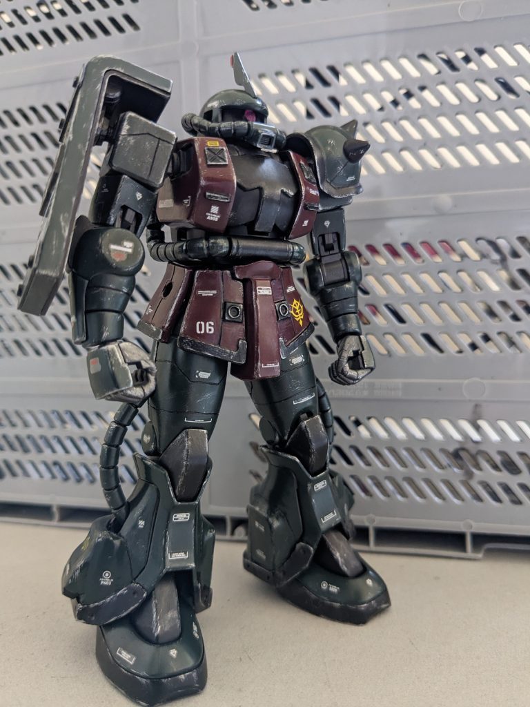 黒色 黒サフ2度塗りそのまま。エンジ色 クレオス赤茶で2度塗り後、あずき色を上から重ね塗りしました。緑色 カーキ色にインディーブルー、赤、黄色を混ぜ合わせたオリジナル色です。内部は成形色です。ハイキューパーツのデカールを追加、ドライブラシ、半光沢トップコートで仕上げました。やりだしたら楽しくて止まらなくなってしまいました。😆ちょっとやり過ぎたかなぁ…😅