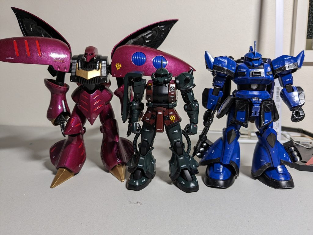 パイセン達と記念撮影。足元の重厚感出たと思います。😆それにしても、ザクって小さかったんですね…🤔