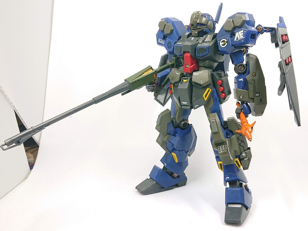 ジェスタカスタムの武装はヤザンが戦前愛した武装特にハンブラビが使用した多くフェダーインライフル後部をリゼルのビームライフルEパックに近代化改造のしたフェダーインライフル改とウミヘビと二基のショルダーシールド装備し対クスィー用にカスタマイズした機体カラーリングはヤザンが前に所属していたティターンズの藍色と黒太ももに暗緑色