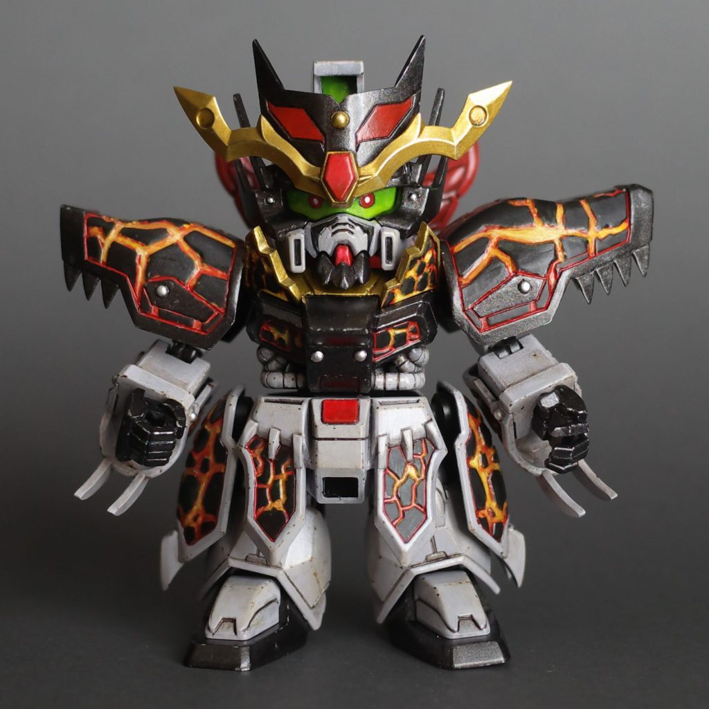 工作は、主に削りによる鋭利化、パテで穴埋め、プラ板による補修。塗装は、水性ホビーカラー筆塗り。変形はできない。