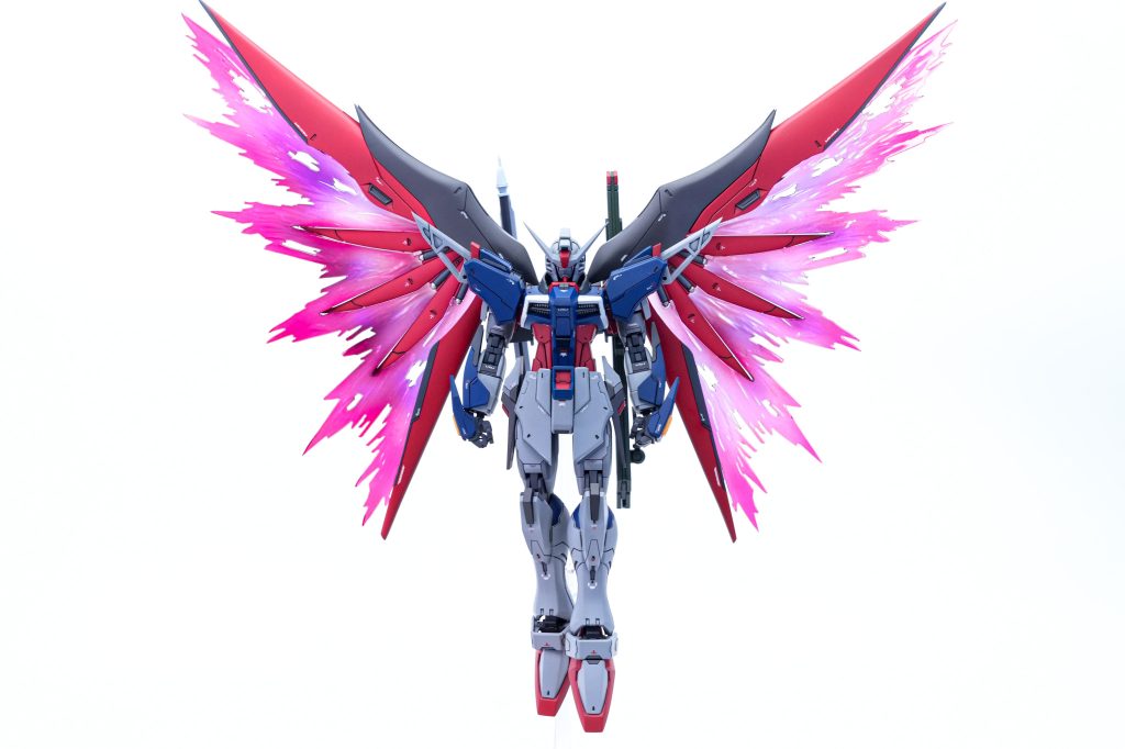 前回エフェクトを付けるために改修をしなかった小羽根の延長をし、延長に伴い干渉する部分をけずり、エフェクトを塗装しました。ダイヤモンドシルバー、クリアピンク、クリアブルー、ブリュンヒルトホワイトを使いグラデーションにしています。エフェクト自体の先端のシャープ化もしました。