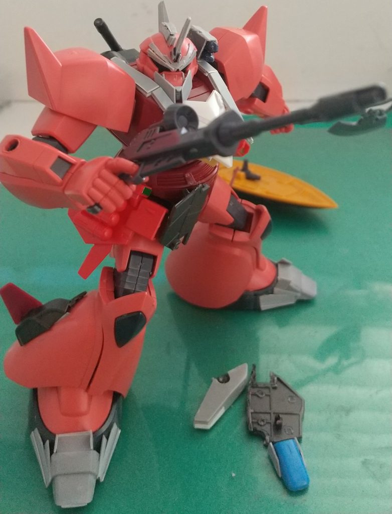 さて、作品に戻r...。仮止めしてたパーツが取れました。