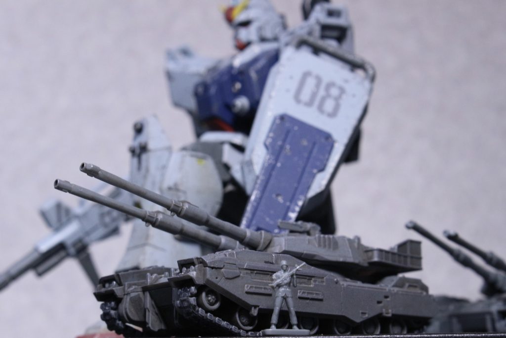 以前作った陸戦型ガンダムと61式とキット付属の歩兵で作戦開始前のような雰囲気。歩兵がいると相対的にメカの巨大感が演出できて良いですね、遊び甲斐がある。歩兵塗るのはまぁ…そのうち…