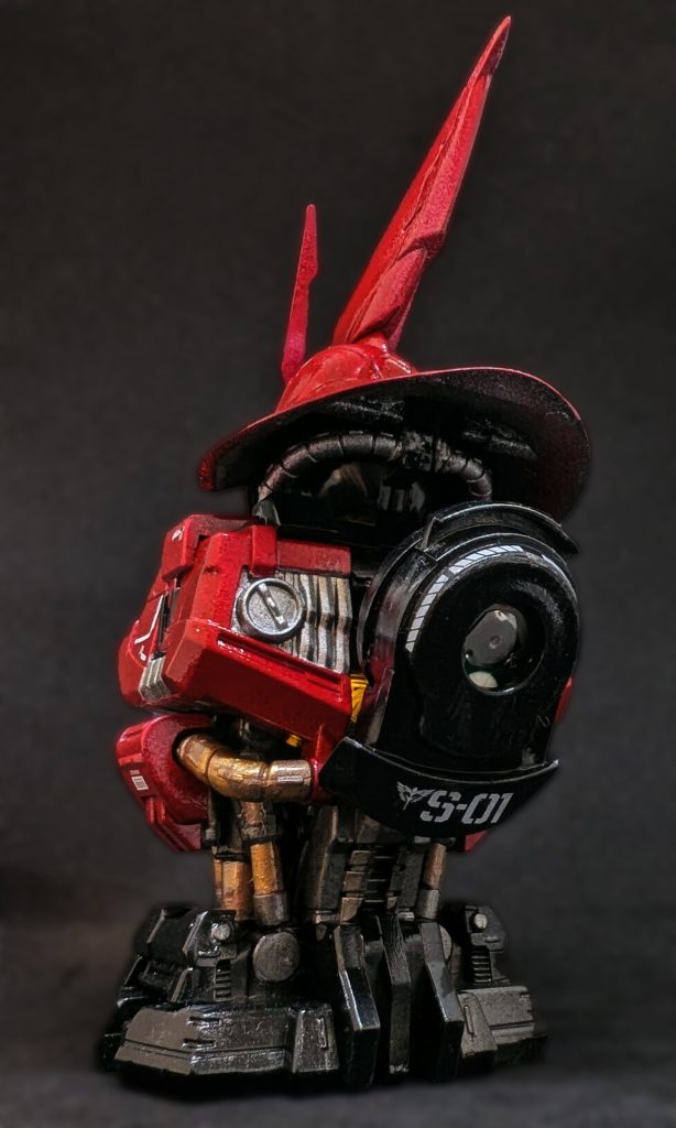 背中に出っ張っているのが自転車用のLED。見慣れたので元からあったかのようです。