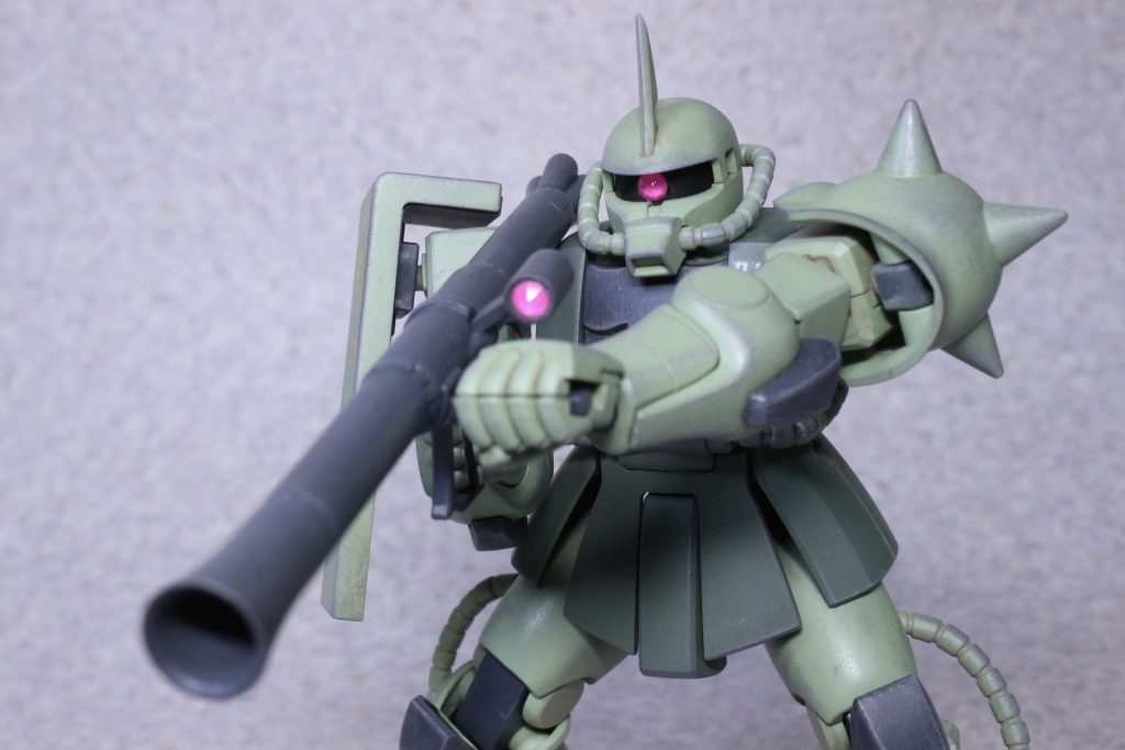まずはザク物は2003年発売のザクと同じですが若干成型色が変わってるかな?成型色が良い色なので塗装せずに成型色仕上げでいこうと思いましたが新規追加された手首パーツがグレー成型なので結局塗装する事に。HGザクはこの後REVIVE版が出ますがこっちの造形もかなり良いですね。REVIVE版は可動が異次元ですが小学生の頃に作って見慣れているのもあって造形は旧HGUCのが好きかもしれないです。可動に関しては腰と胸が一体なのがちょっと辛い。それでも他は最低限動いてくれますし肩の引き出し関節のおかげてマシンガンやバズーカを構えやすいのと足首の可動が良くて接地性が妙に良いです。そういえばHGUC旧ザクが出た時に旧ザクとニコイチしてザクをアップデートするっていうのが割と定番でしたが今は逆にREVIVEで旧ザクをアップデートするっていう逆転現象が起きてますね。ガンプラの歴史だ。 話を戻して各部の合わせ目消しをして個人的な好みでモノアイレール周りは上下に広げました。合わせ目消しも前回のフルバーニアンが硬化時間不足だったようなのできっちり長めに。他はヒケ処理、面出し等の表面処理をして全塗装。