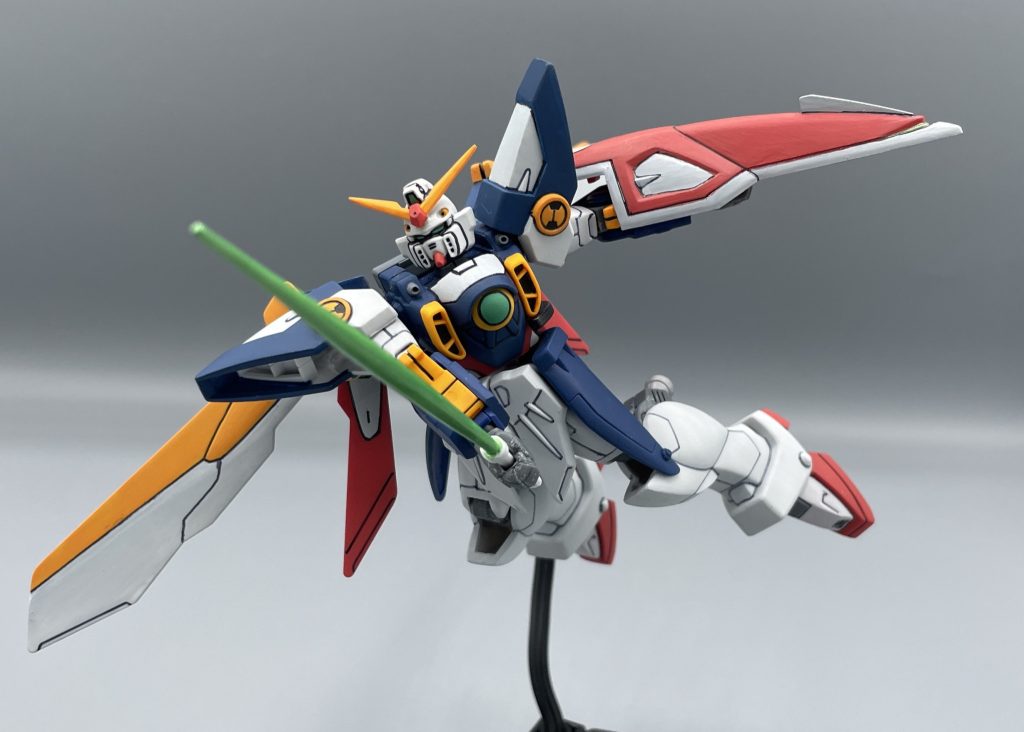 装備が重すぎるんだ！！　エアリーズ２機を一刀のもとに爆散させるヒイロ。ウイングガンダムのサーベルは、シールド内部に１本格納されています。　しかし、これは1/144旧キットということもあり、抜刀ギミックはオミットされています。