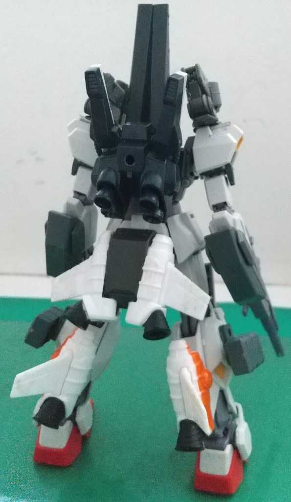 ビルドブースターを取り除いた状態変な材質のブースターパーツが使われていますね。実はこれ、仮面ライダージオウフォーゼアーマーの装動フィギュアとミキシングしているのです。これを使って機動力を格上げしています。