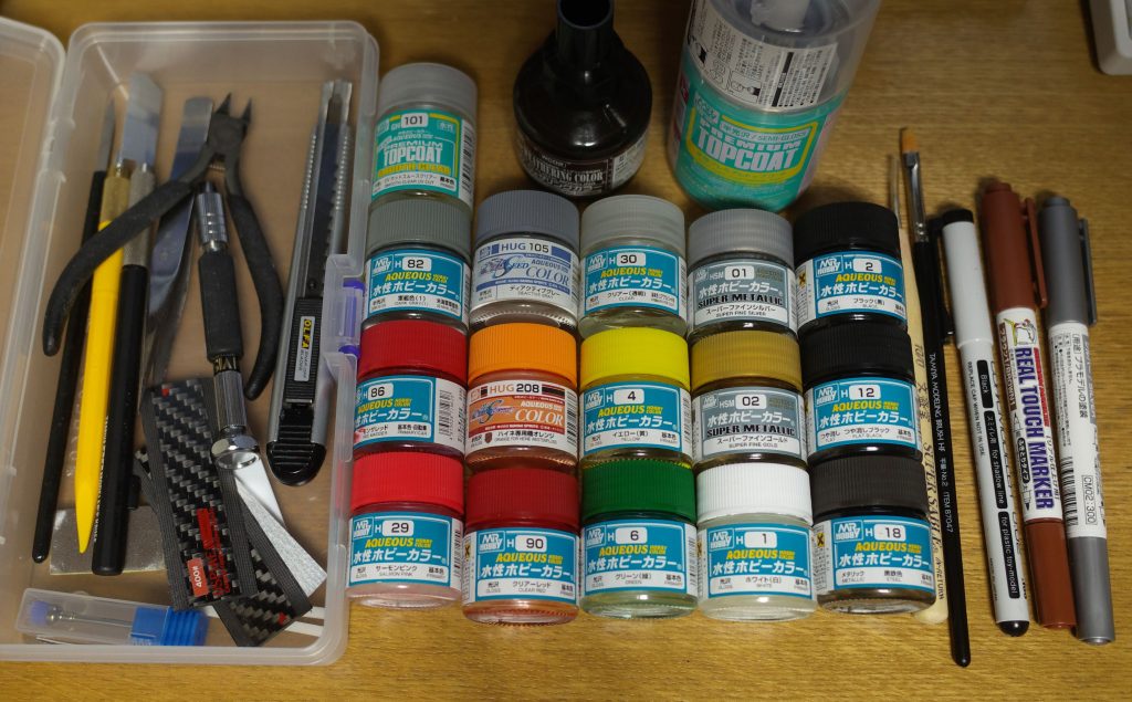 サーフェイサーはラッカー黒。グレー部のみ思った通りの色がなかったので、赤をわずかに混ぜて調色。ウォッシングとスミ入れは、Mr.ウェザリングカラー。チッピングやハイライトは、リアルタッチマーカーとミスターホビーマーカー。トップコートは、全体半光沢。岩部はその上からつや消し。