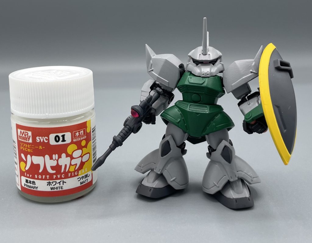 人類は新たなる武器を手にしました (株)GSIクレオス様より、神々の塗料が今秋発売されました。それが、この「ソフビカラー」です!ラベルにもあるように、ソフビ素材やPVC素材への塗装を可能にする新塗料です。 これまでの塗料ですと、ビニール系素材に塗料を乗せると、時間経過と共に可塑剤でベタベタになってしまいます。特にメタリック系。この「ソフビカラー」は、そうした経年による可塑剤のベタ付きを抑えてくれるのです!!神ィ!! また、塗料自体に伸縮性があるので、柔らかいビニール素材へもしっかり追従してくれます。ソフビカラー同士なら混色も可能です。隠ぺい力も高く、非常に塗りやすい塗料です。しかし、メタリック系はやや隠ぺい力が劣る印象があります。