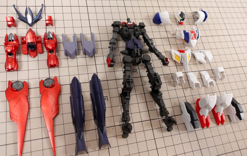 延長したガンダムフレームを中心に各機体の特徴的な外装を選んで取り付けて本体の芯にしていきました