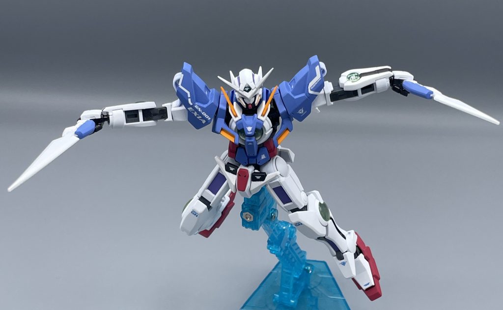 斬ッ!! カッコいい。HGエクシアも思い入れのあるキットで、何度か組んでいるのですが、いかんせん古いキットなため最新のガンダム達を見てしまうと見劣りしてしまう部分があります。とくに下半身の開脚可動範囲が狭いので、ダイナミックなポージングが難しいです。 背負い物や翼の無いシンプルな機体なので、エントリーグレードやHGOOspec2的なリバイバルを心の底から望んでいます。