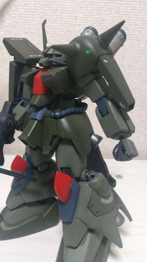 機体も大きくズッシリ重量感に満足。デカールもほどほどに適当に塗り分け