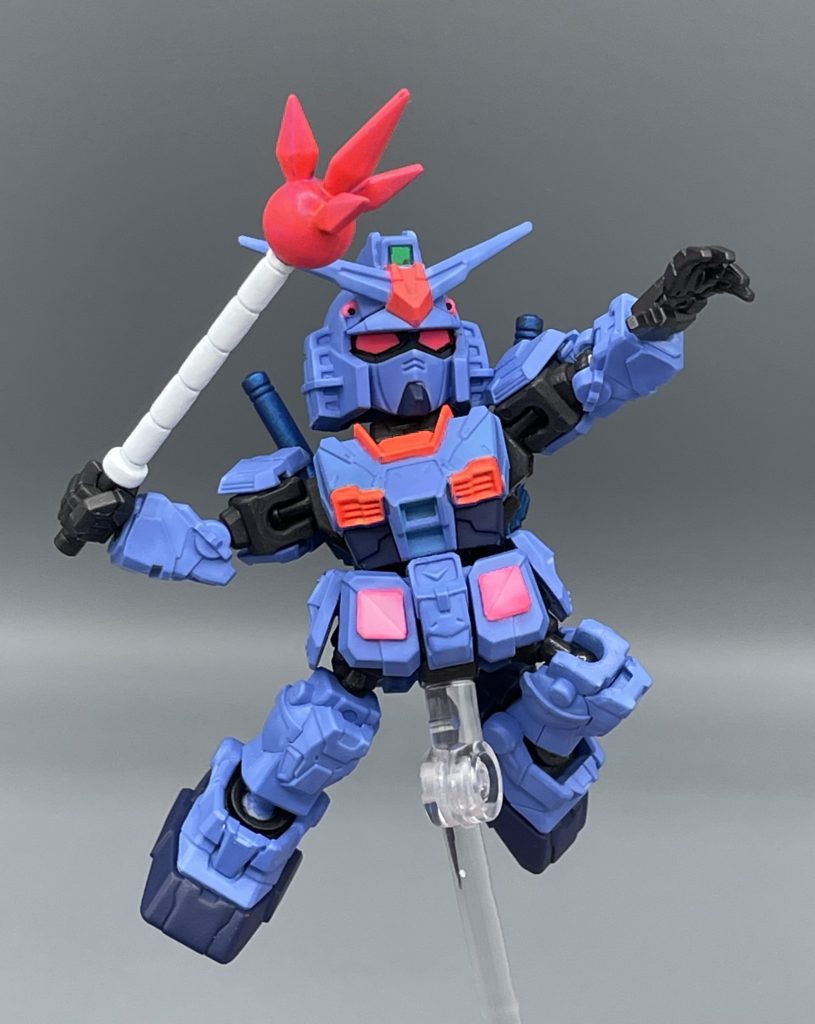 ビームジャベリン、投擲!!  武器セットにはジャベリンも付いてきますが、真っ黒の一色成形。塗装すると、なかなかカッコいいです。