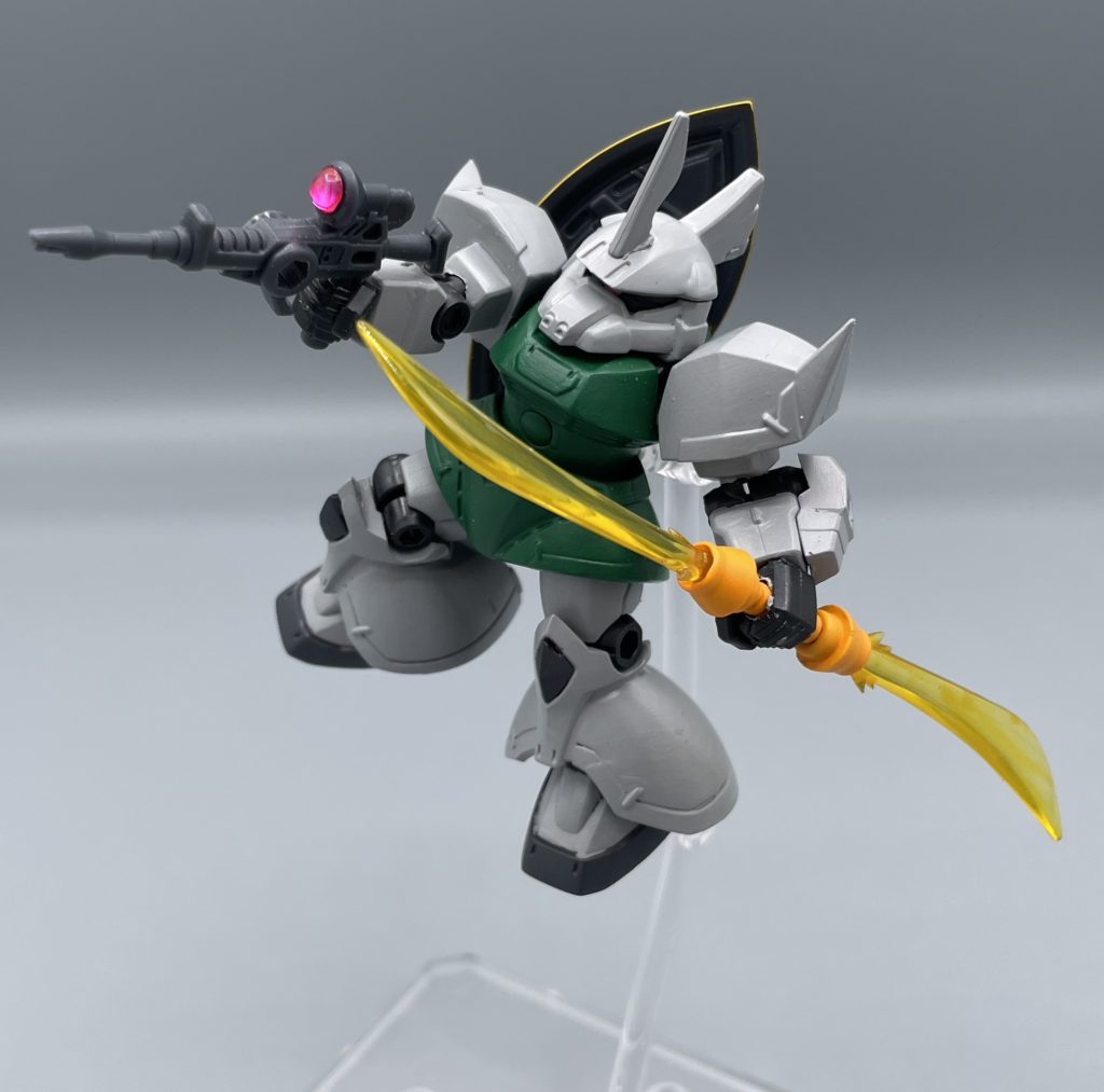 ビームナギナタ ゲルググの印象的な近接戦闘用兵装、ビームナギナタ。これらはABS等のプラパーツで作られているので、パキッとしたカッコいい造形に仕上がっています。元の色は、柄が白・刃が透明でしたので、塗装しております。