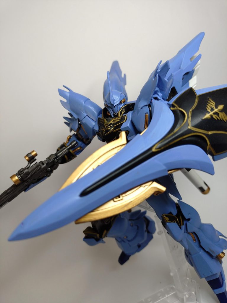 ビームアックスはエフェクトを紛失しているため、ゴールドに塗装して逆さまに装着。シールドの一部に見えるようにしてます。